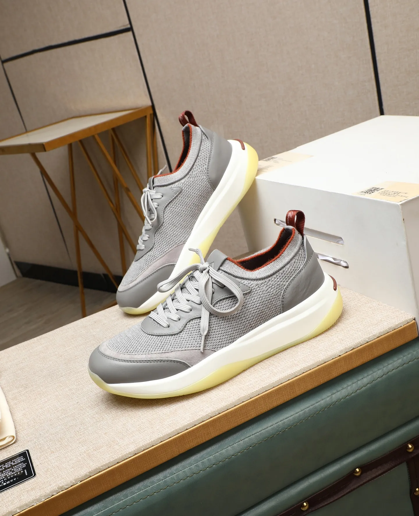 Men's shoes 💰620 🔥𝐥𝐨𝐫𝐨 𝐏𝐢𝐚𝐧𝐚 lp classic loafers, an Italian treasure brand, the only brand that can match Hermès! Only after wearing it do we realize that we can’t live up to our feet. The upper is made of imported first-layer cowhide with breathable fly-knit fabric, water-dyed cowhide foot pads, and the official original glass rubber outsole and pendant. Exclusive original packaging (tag ➕ brand paper ➕ outer box ➕ hand bag) code number: 38-44. Can be customized 45-46